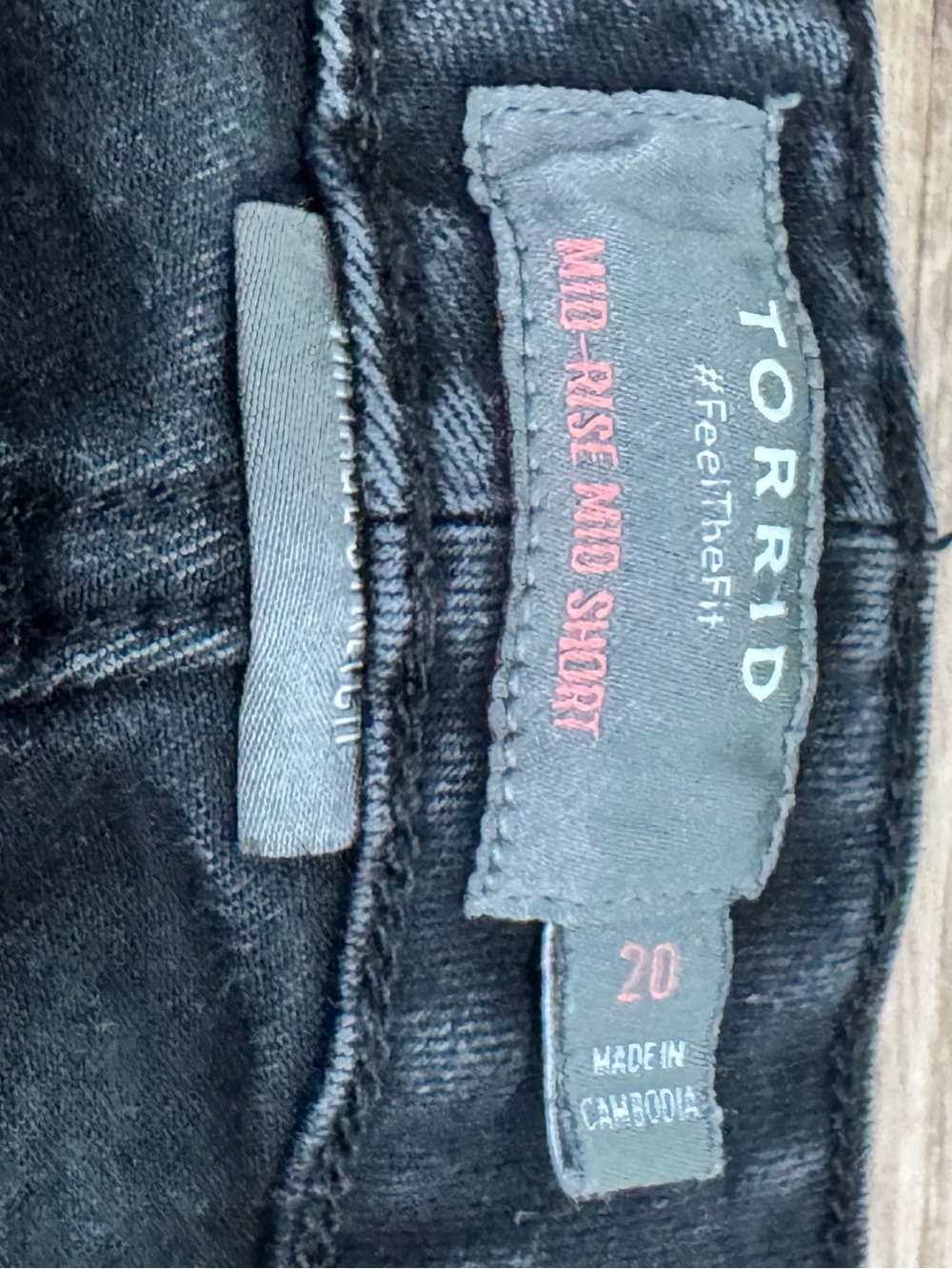 Torrid Mid Rise Denim Shorts Black Frayed Hem Size 20 - Picture 4 of 6